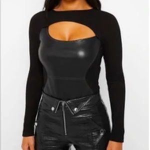 MANIERE DE VOIR RIBBED VEGAN LEATHER BODYSUIT WITH CUT OUT - BLACK